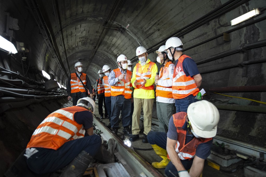 深宵到訪港鐵隧道,探訪爭分奪秒檢查、修理鐵路設施的工程人員。 深宵到訪港鐵隧道,探訪爭分奪秒檢查、修理鐵路設施的工程人員。
