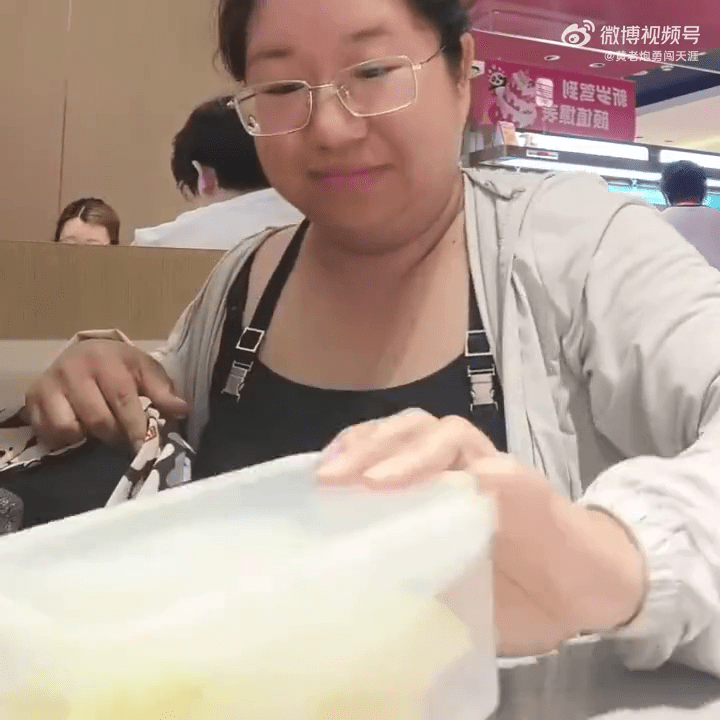 白嫖女將食材一一拿出。 白嫖女將食材一一拿出。