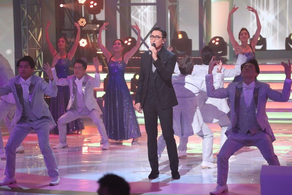 馬德鐘喺《善心滿載仁愛堂》有獨唱表演。