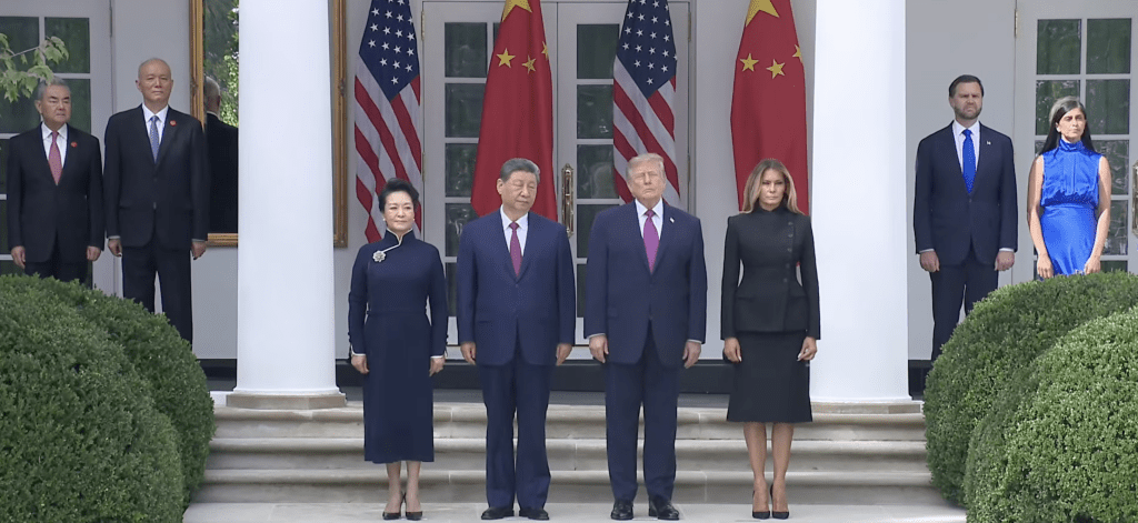 中美两国元首夫妇在白宫玫瑰园共同检阅仪仗队。白宫影片截图