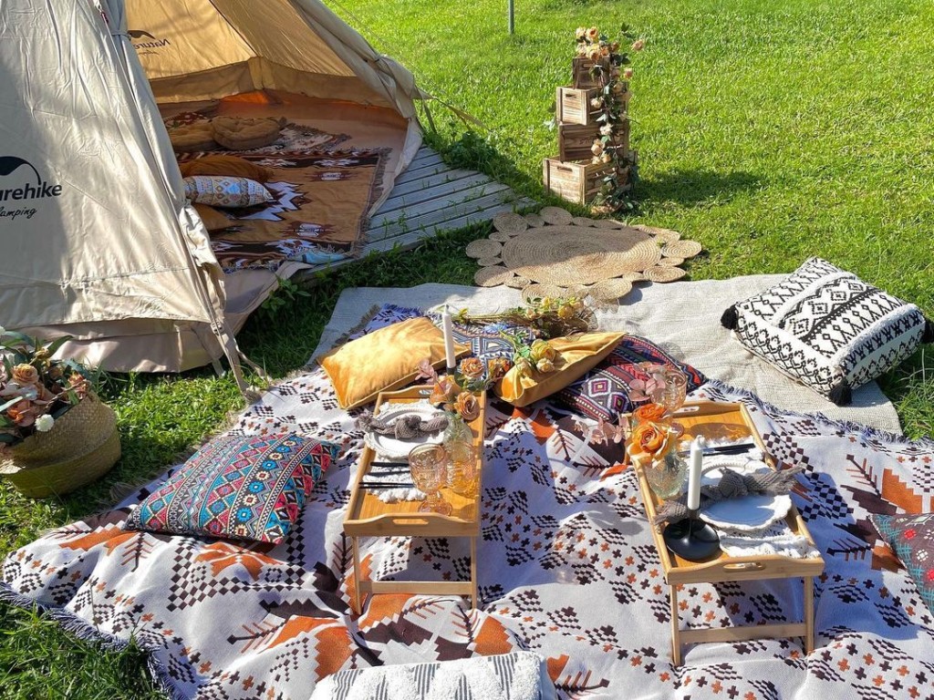 汽车车顶营体验Camp Kingdom的休闲野餐布置，可以根据你喜好搭建不同风格的野餐布置