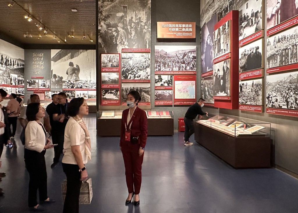 麦美娟（中）和地区治理研修班学员参观中国共产党历史展览馆。