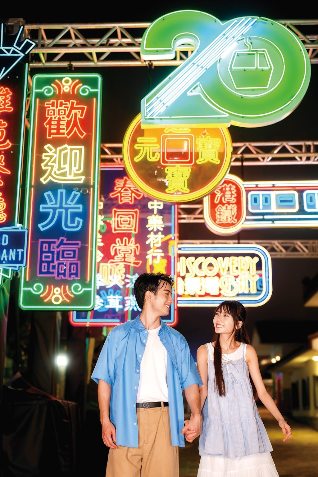 ■昂坪市集在夜間化身霓虹燈主題大道，重現80年代的香港印象。