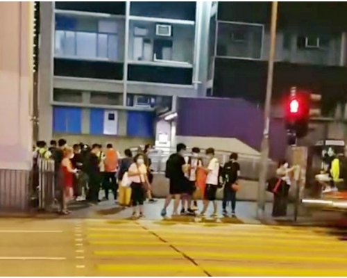 太子站外昨晚有人聚集。網民截圖