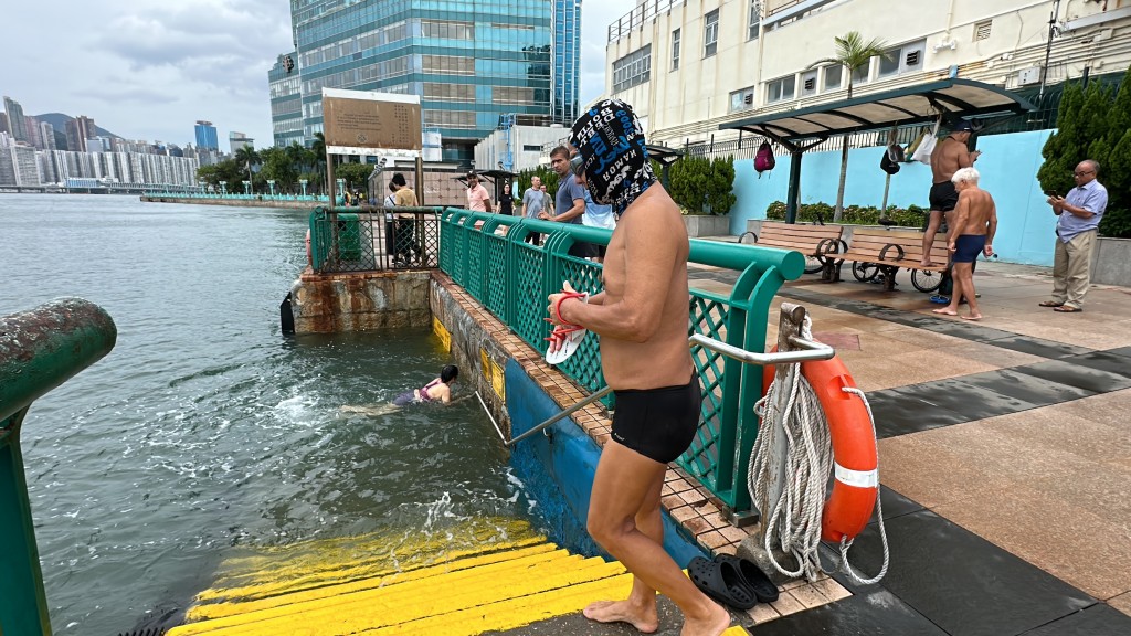 红磡码头有不少泳客游水。刘汉权摄