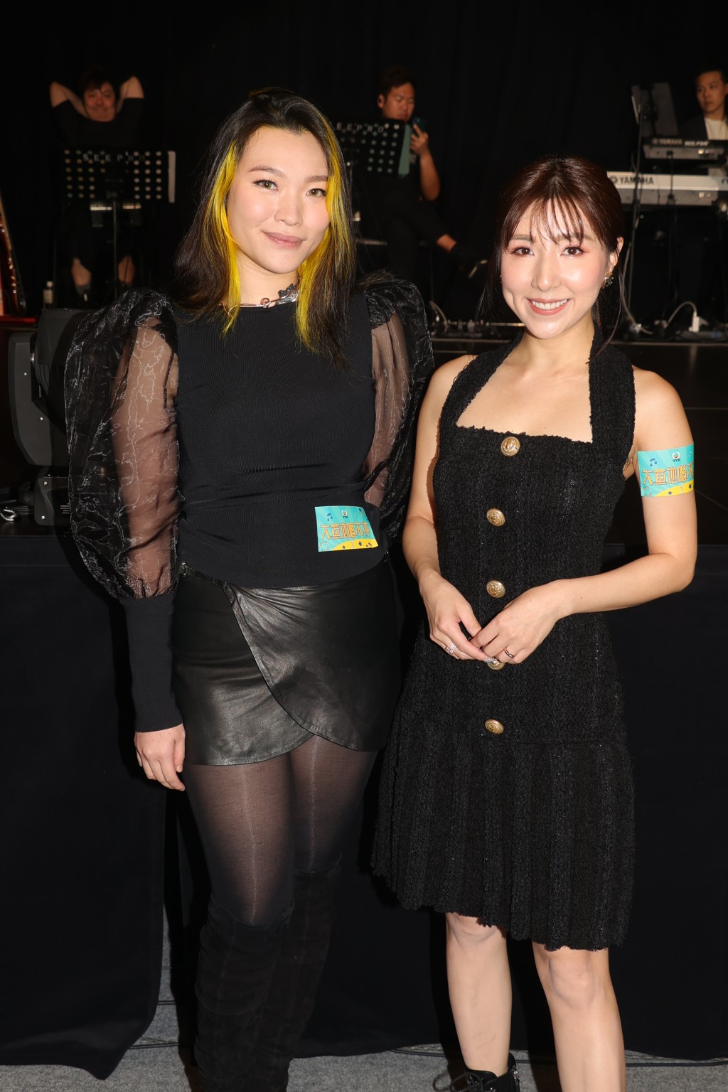 譚嘉儀（右）和黃洛妍為節目《大笪地唱不停》錄影。