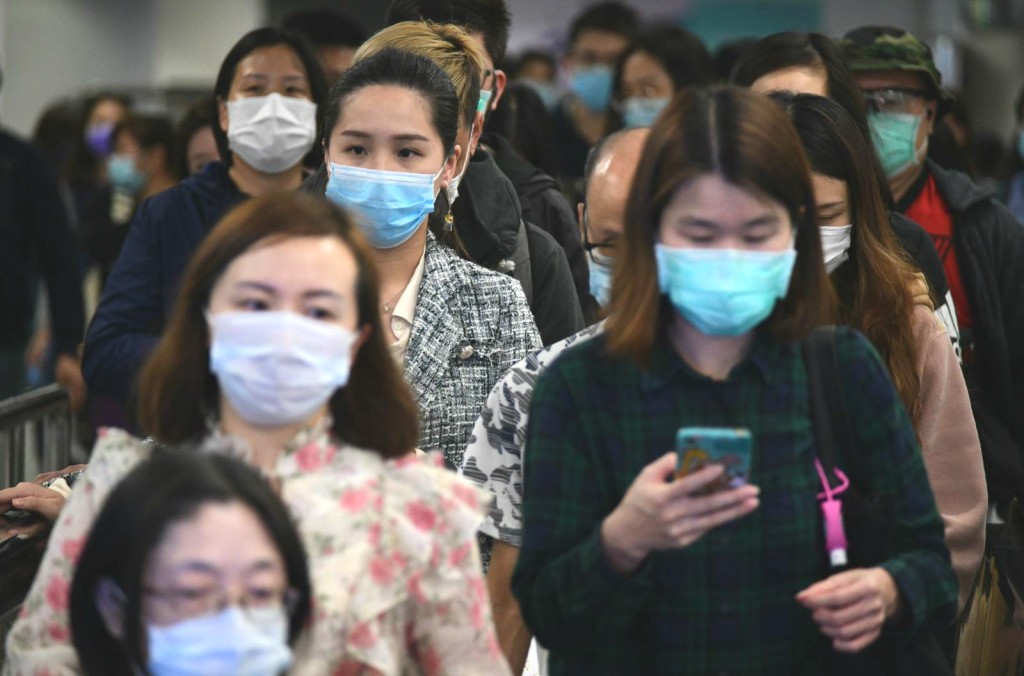 市民外出都佩戴口罩。