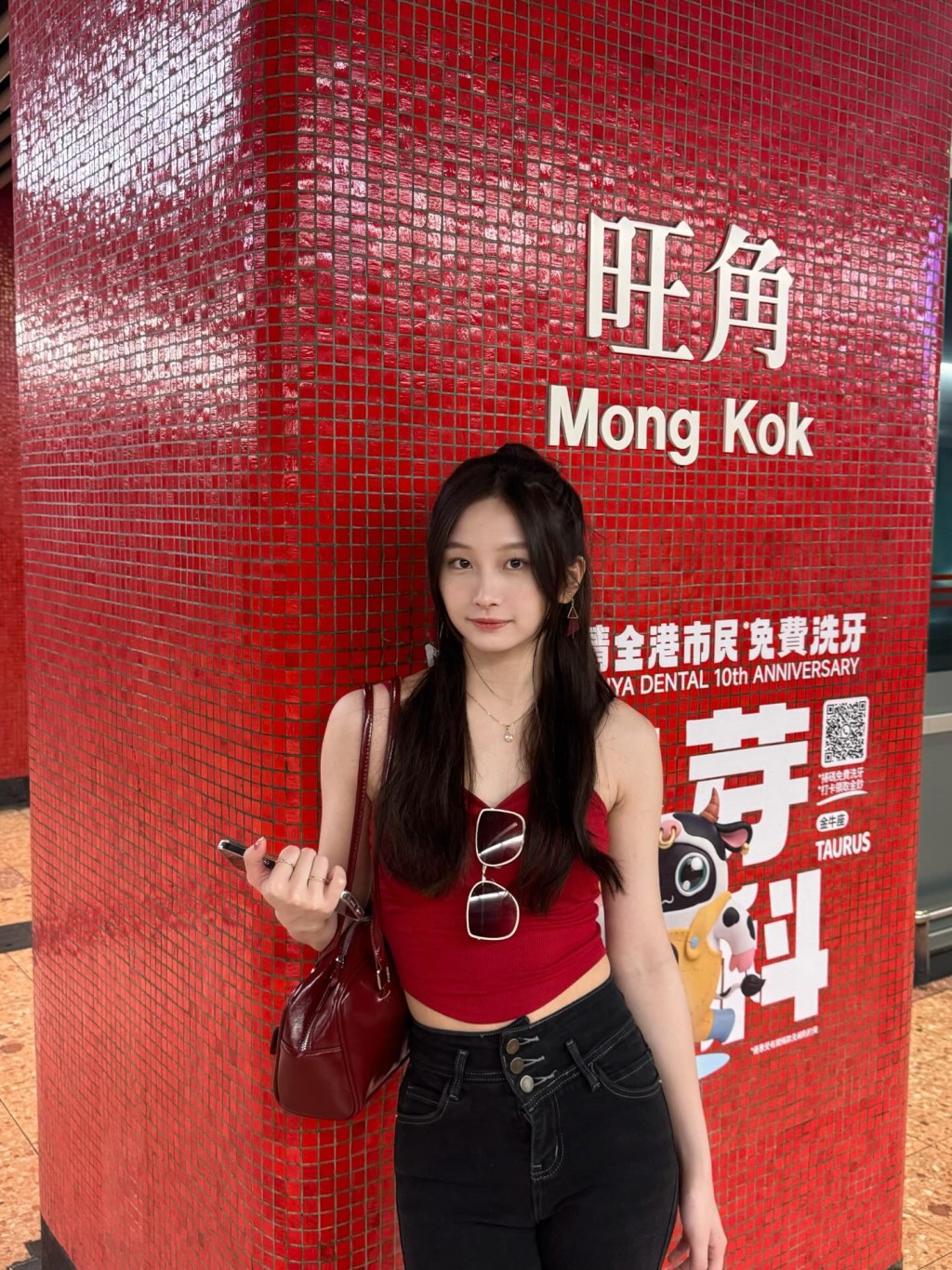 身穿紅色上衣在各處打卡的台灣女遊客在Threads上載遊港時拍攝的相片。Threads@erina201_