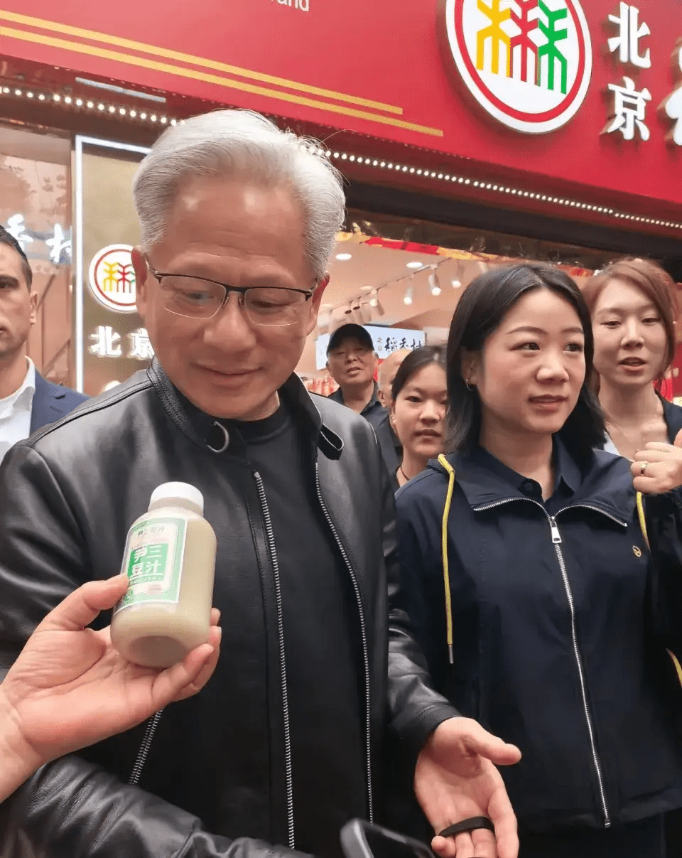 辉达CEO黄仁勋南锣鼓巷试饮豆汁惹热议。