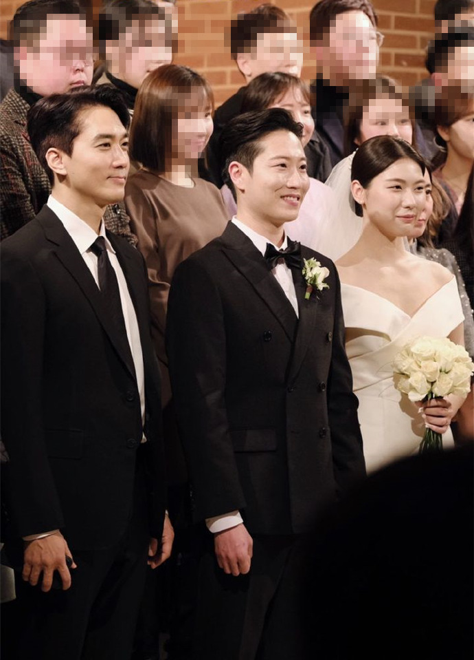 宋承憲（左）去年初出席李文彬婚禮。