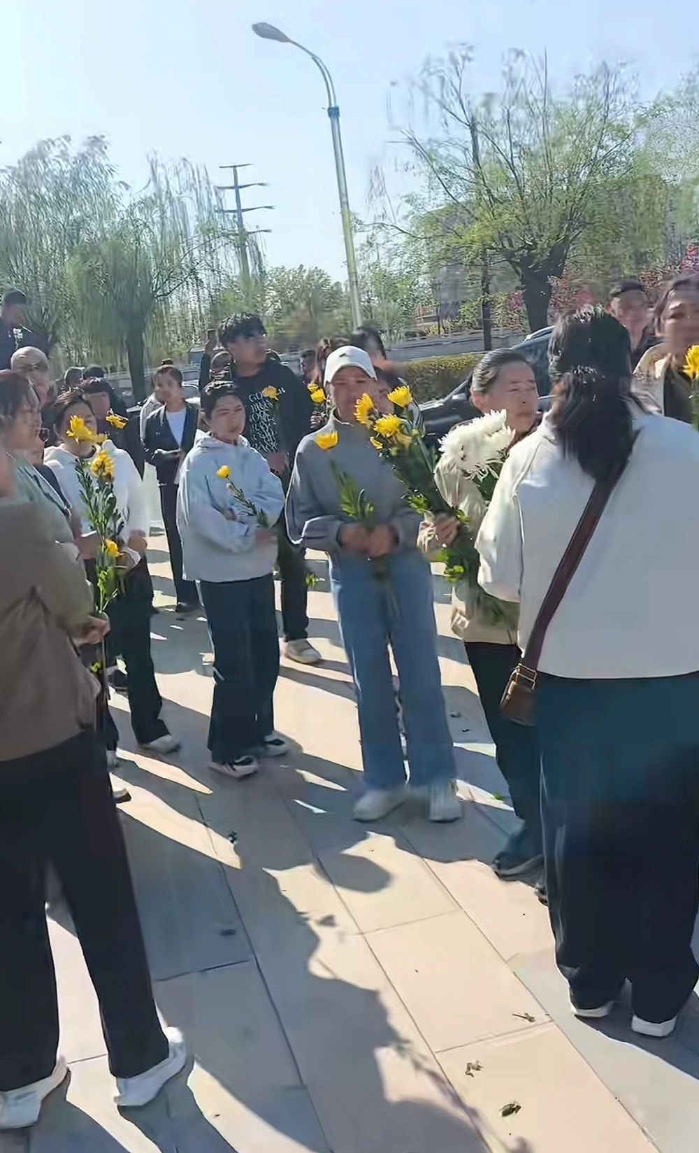 民众到场悼念为救人而不幸牺牲的徐闯等人。《潇湘晨报》