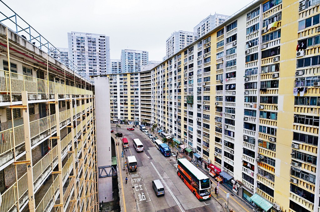 樓齡逾50年的華富邨將會分3階段重建，首階段將會遷走華樂樓及華安樓住戶。