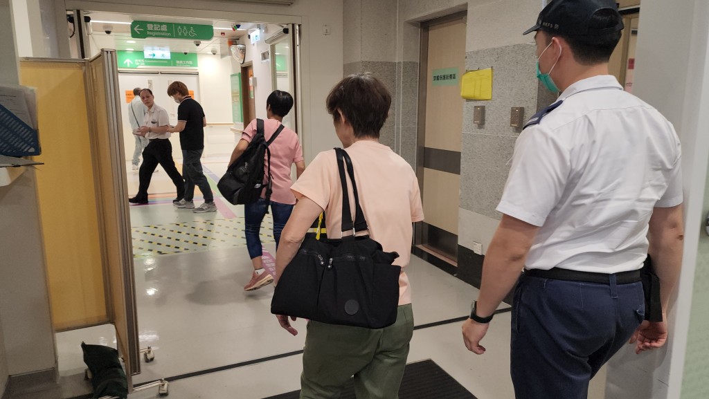 有傷者送院時仍可自己步行。黃文威攝