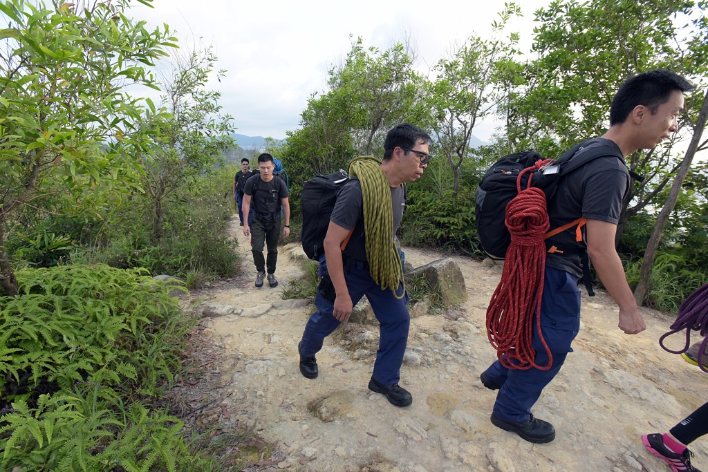 搜索人員在五桂山大肆搜尋。資料圖片