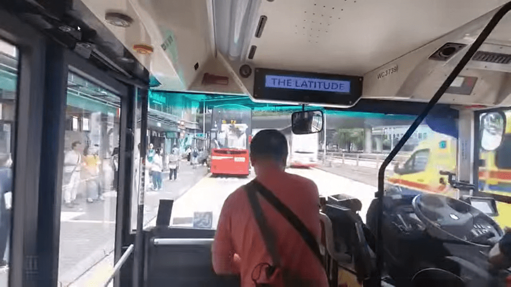 因原本停車位置有意外,1A在巴士站較後位置上客後開車。FB: 是日快快-巴士即日相 因原本停車位置有意外,1A在巴士站較後位置上客後開車。FB: 是日快快-巴士即日相