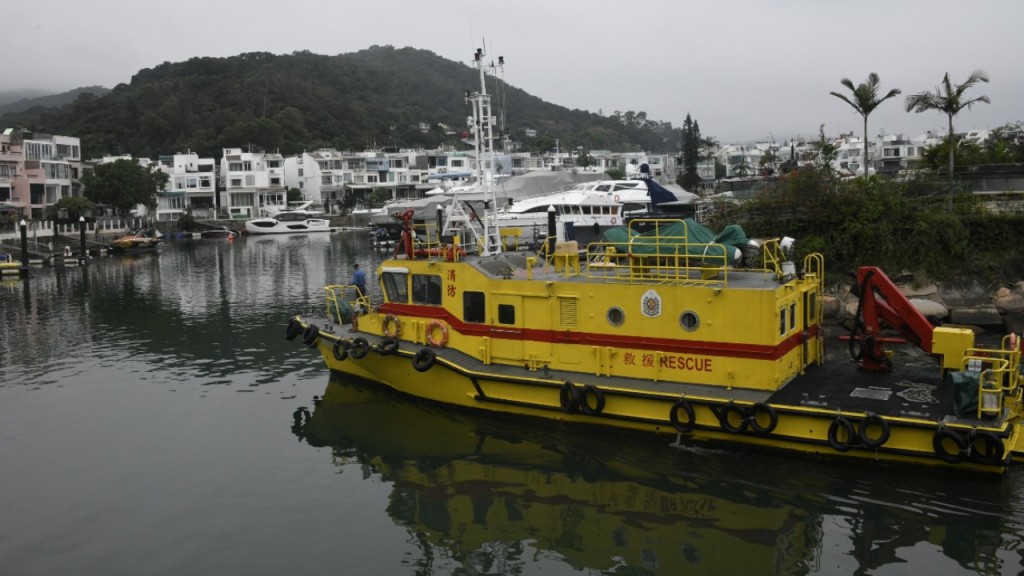 消防輪在附近海面搜索。楊偉亨攝