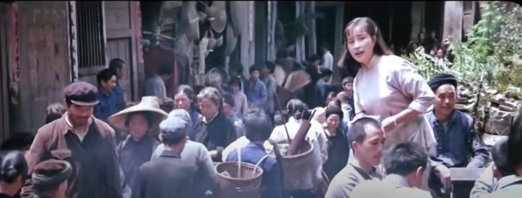《芙蓉镇》女主角芙蓉姐刘晓庆的米豆腐店开于贞节牌坊旁。《芙蓉镇》截图。《芙蓉镇》截图
