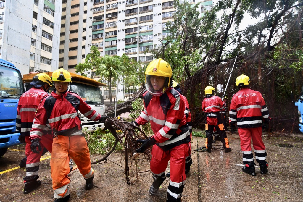 鄧炳強指緊急警示系統所發出的是重要警報，不宜將啟動地區性緊急警示系統的權力下放至前線指揮官。資料圖片