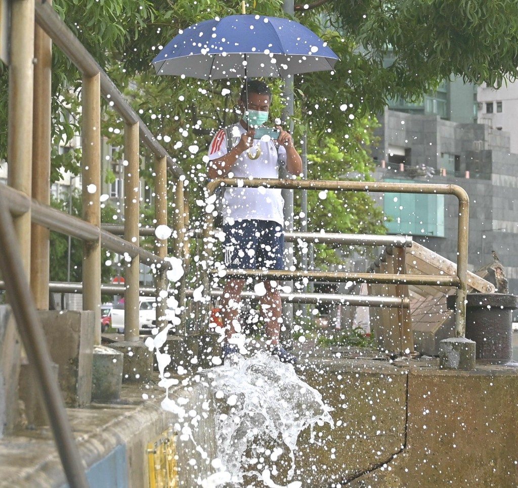 天文台預測海面有湧浪。資料圖片