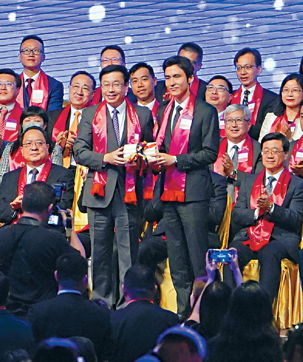 ■何靖（左）向新社聯第14屆常務理事會名譽架構首席會長、星島新聞集團主席蔡加讚頒發榮譽架構委任狀。
