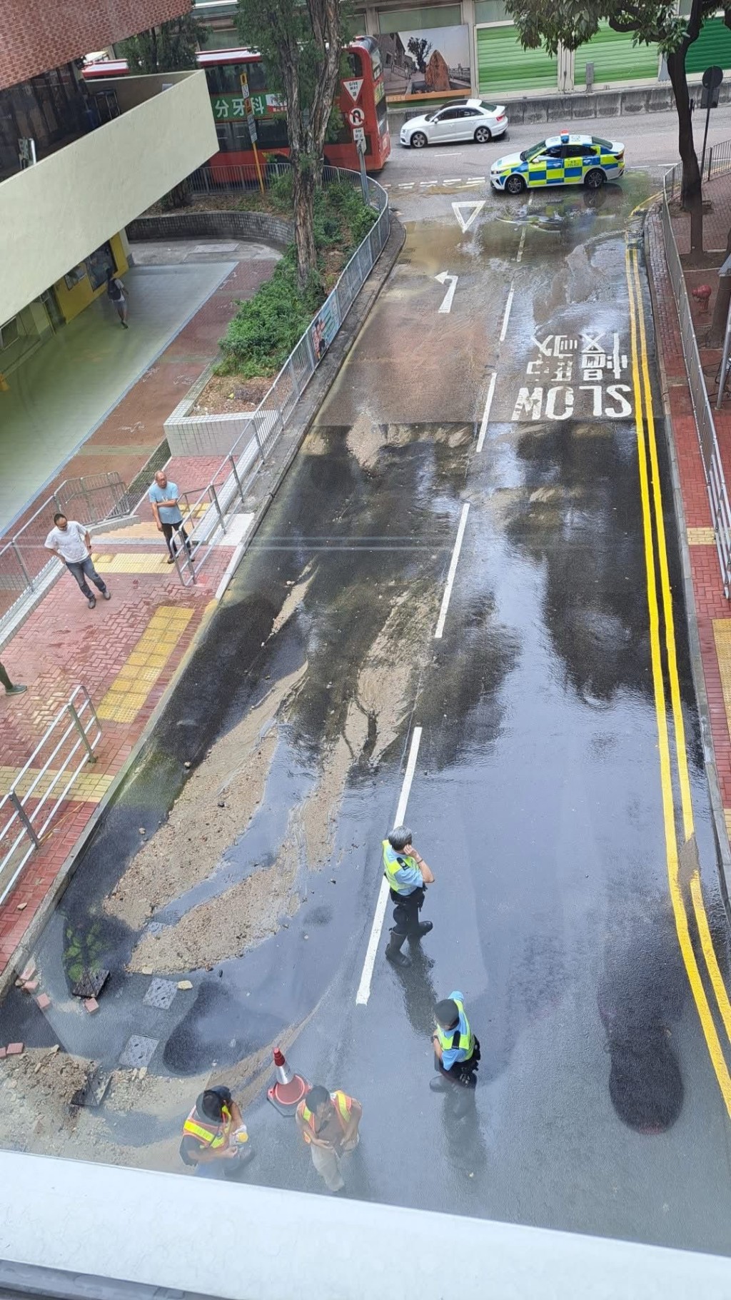 泥水退後路上仍遺下大量沙石。網上圖片 泥水退後路上仍遺下大量沙石。網上圖片