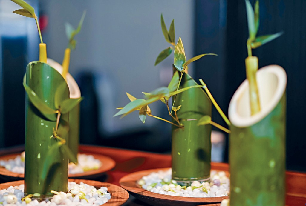 「霧雨涓潤.青土」選用鮮嫩可口的浙江春筍伴以鮮茉莉花,擺盤吸引,春意盎然。 「霧雨涓潤.青土」選用鮮嫩可口的浙江春筍伴以鮮茉莉花,擺盤吸引,春意盎然。