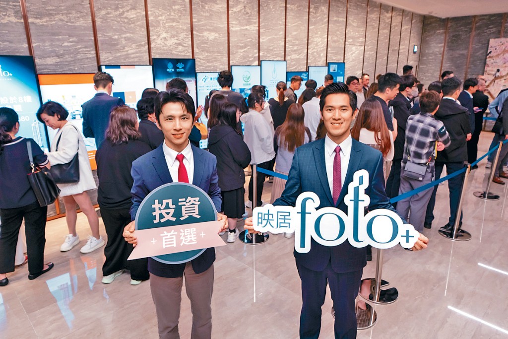 建灝鄭智荣（右）表示，旺角映居首日收票即錄逾1400個登記。左為吳傲楠。