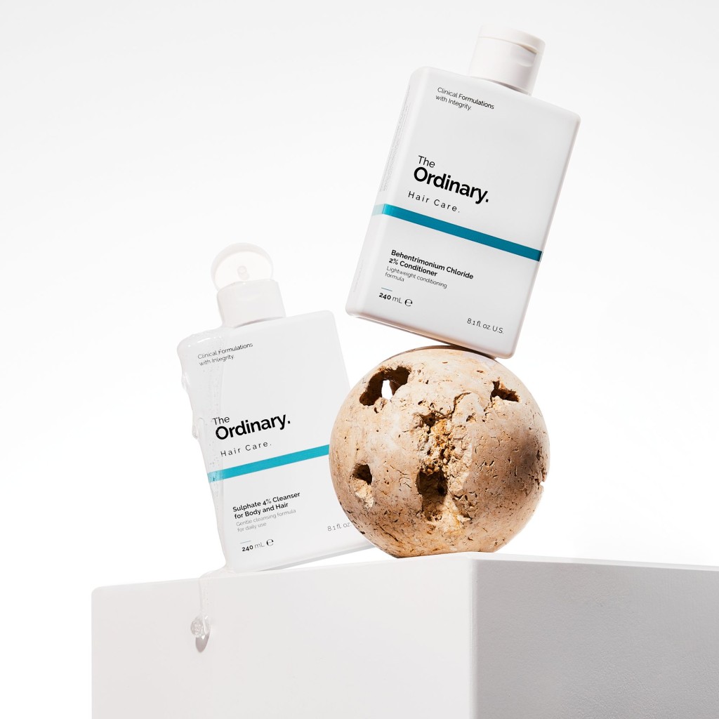 The Ordinary 4%硫酸盐洁肤洗发露/下/$66，配方含温和的十二烷基聚氧乙醚硫酸钠，呵护头皮，而且不会导致头发褪色。山嵛三氯化铵 2%护发素/上/$66，无添加配方不含一般护发素 常见的致重成分，令头发更轻柔及容易打理。涂于湿发上，待三分钟后彻底冲洗。