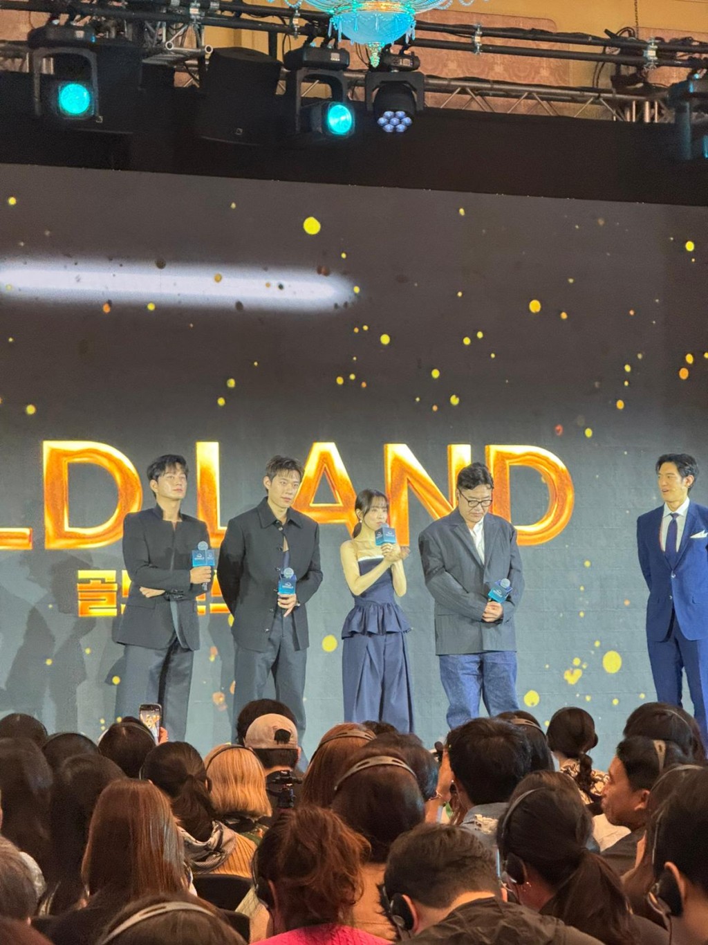 朴宝英（右二）下午现身。