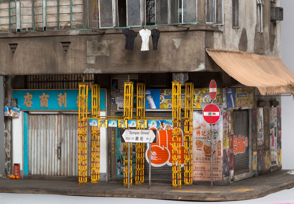 這幢唐樓其實是廟街=就連士多門口的啤酒廣告,門口地主公神位,他亦毫不放過。圖片Joshua Smith/Andrew Beveridge/ASB Creative