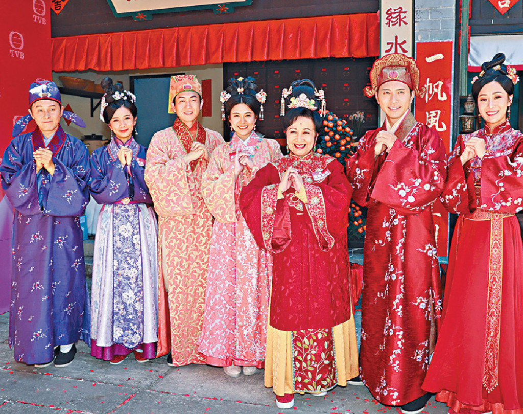 ■家燕姐、麦美恩、朱智贤及江嘉敏拍摄TVB贺岁剧。 ■家燕姐、麦美恩、朱智贤及江嘉敏拍摄TVB贺岁剧。