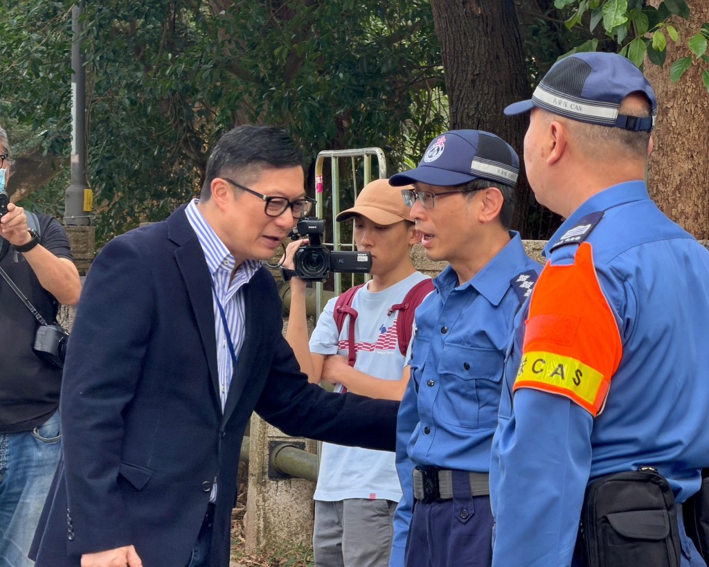 鄧炳強前往探望民安隊。鄧炳強FB圖片 鄧炳強前往探望民安隊。鄧炳強FB圖片