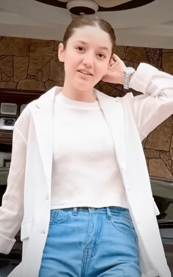 莎娜剛慶祝17歲生日,未料遭狂迷槍殺。TikTok@SanaYousaf 莎娜剛慶祝17歲生日,未料遭狂迷槍殺。TikTok@SanaYousaf
