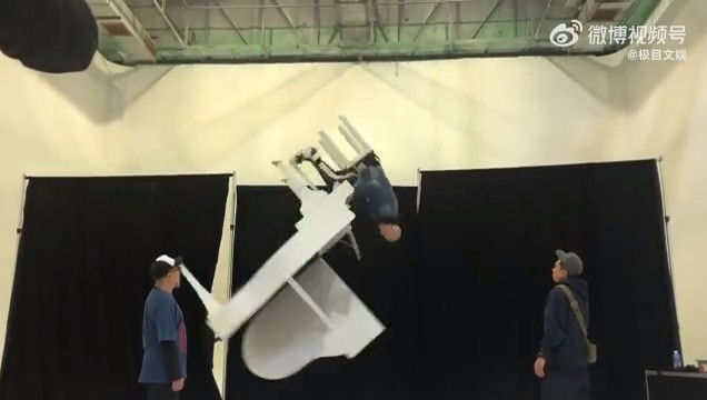 张衞健与钢琴悬吊在半空中顺时针360度旋转。