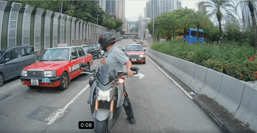 當見到後面車輛亂成一團，知道車禍就在自己身後咫尺之間，不禁捂住心口壓驚。