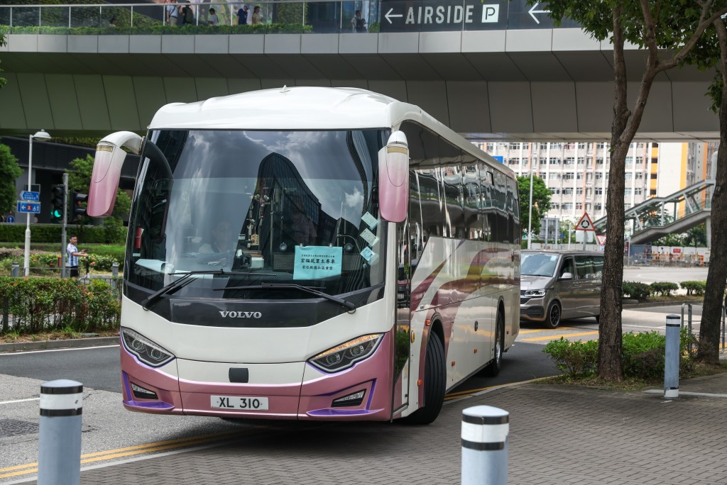 居民由旅遊車接載抵達廣播會議地點。 居民由旅遊車接載抵達廣播會議地點。
