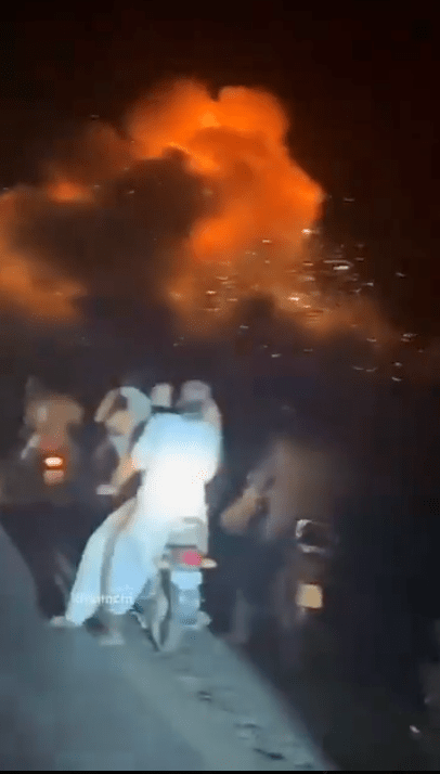 從網上影片可見，5月6日，多枚導彈落在公路的前方，引起巨大爆炸。X@ShirionOrg