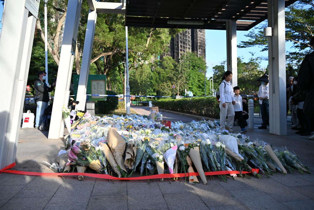數百名市民今日到場獻花悼念死難者。