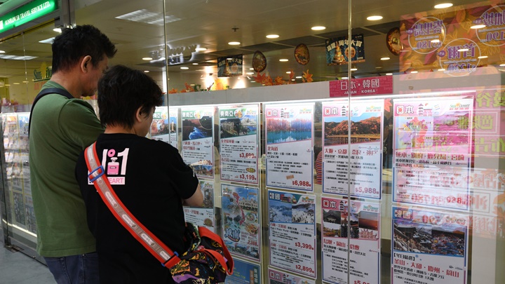 航班熔斷機制及港人回港檢疫安排嫮將放寬，有旅行社推出旅行團吸客。資料圖片