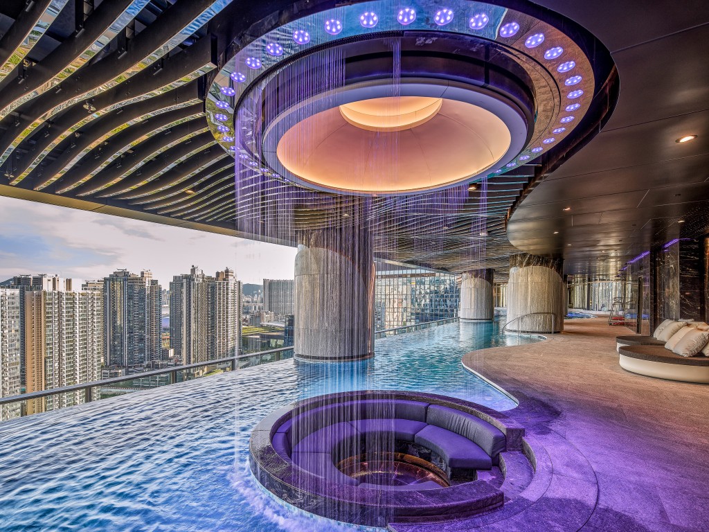 31樓空中會所CLUB SKYWALK亦配備區內唯一的空中會所連50米無邊際空中泳池,讓住戶能在泳池欣賞壯麗的維港景致。 31樓空中會所CLUB SKYWALK亦配備區內唯一的空中會所連50米無邊際空中泳池,讓住戶能在泳池欣賞壯麗的維港景致。