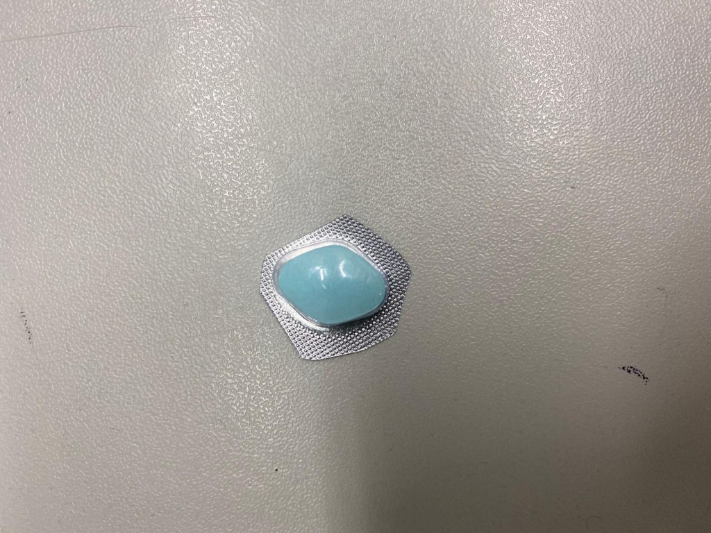 警方在男子背包搜出的藥丸。圖:警方提供