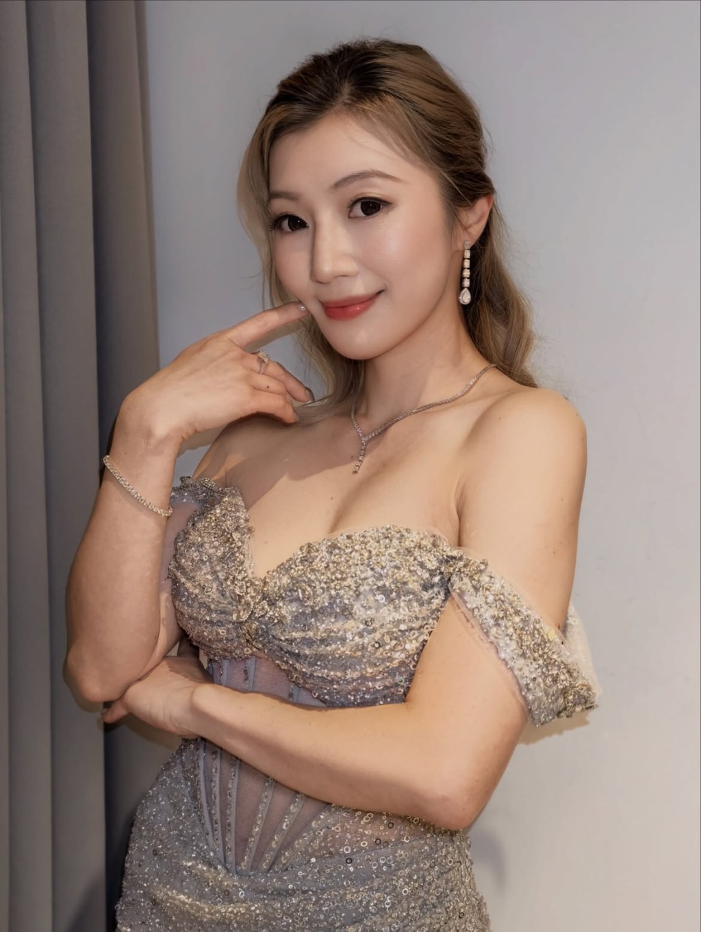 陳蒨葶要兼職做地產代理，以及用儲蓄來維持生計。