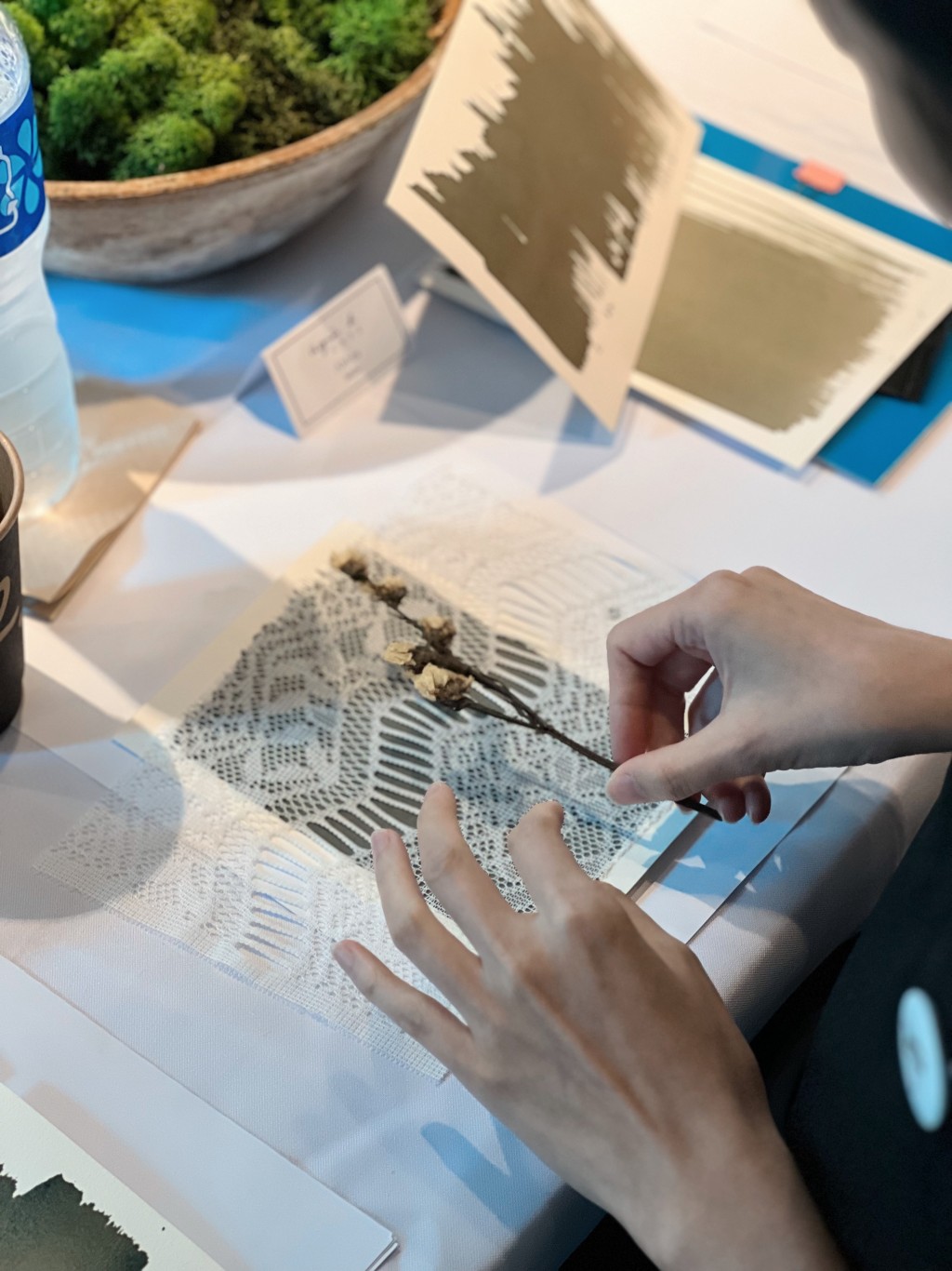 参加者于咖啡蓝晒艺术工作坊可制作两幅不同技巧的作品。（图片来源：agnès b.）