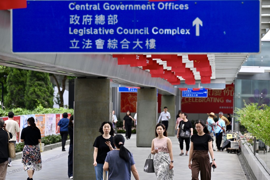 他又指香港公務員在國際排名上全球第二,認為相對其他政府已是很優秀。 他又指香港公務員在國際排名上全球第二,認為相對其他政府已是很優秀。