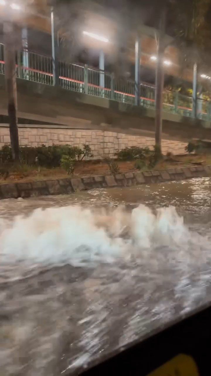 有行車線被水淹浸，車輛需涉水而行。網上片段截圖