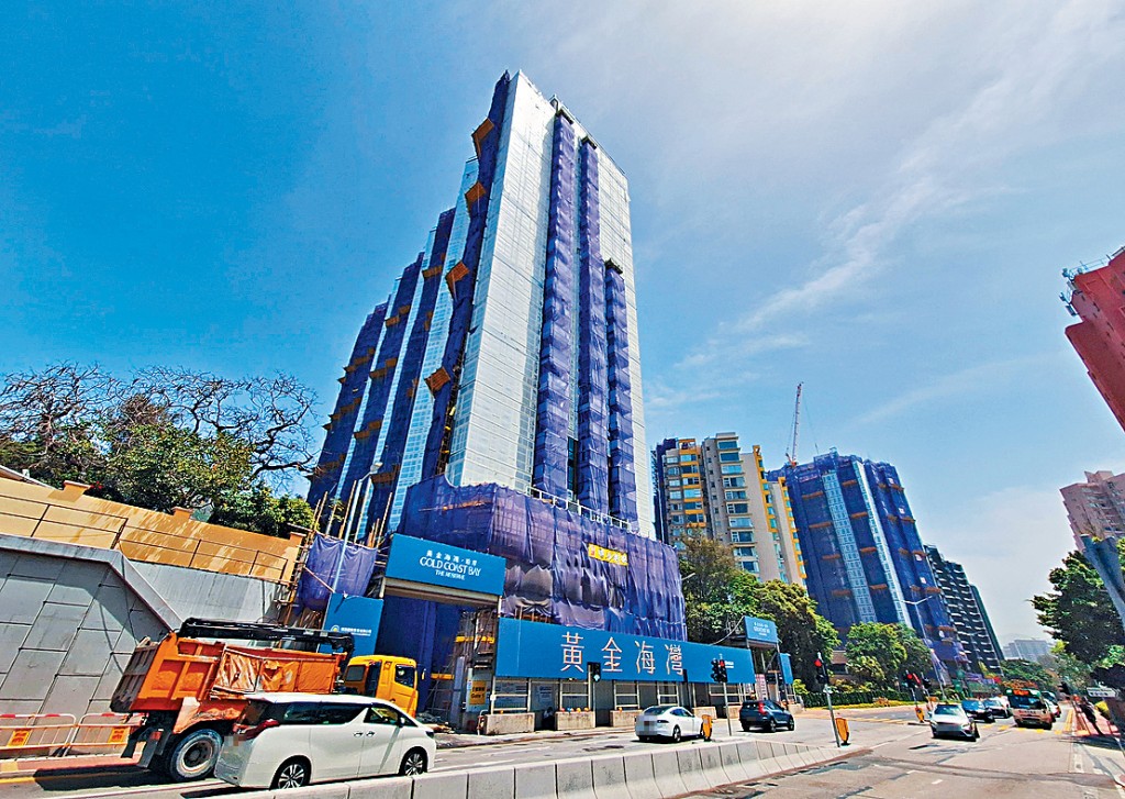 旭日国际旗下位于屯门青山湾段的大型临海项目黄金海湾．珀岸昨连沽3伙。