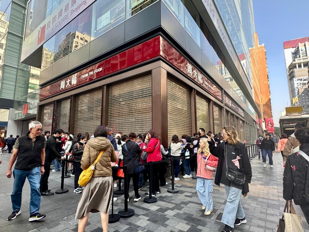 新周大福迪士尼經典系列「Mickey and Friends」金卡盲盒今發售，吸引大批粉絲到場。周大福提供