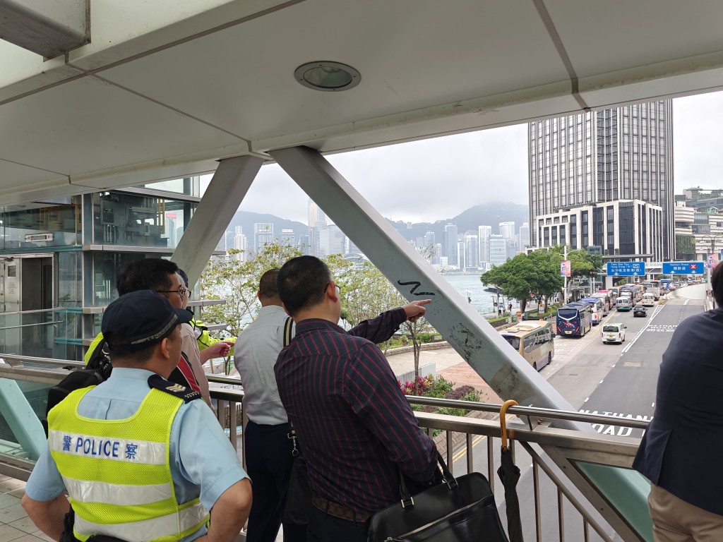 警方及旅游业界代表于今日（4月22日）到尖沙咀星光大道的旅游巴上落客车位视察。警方图片