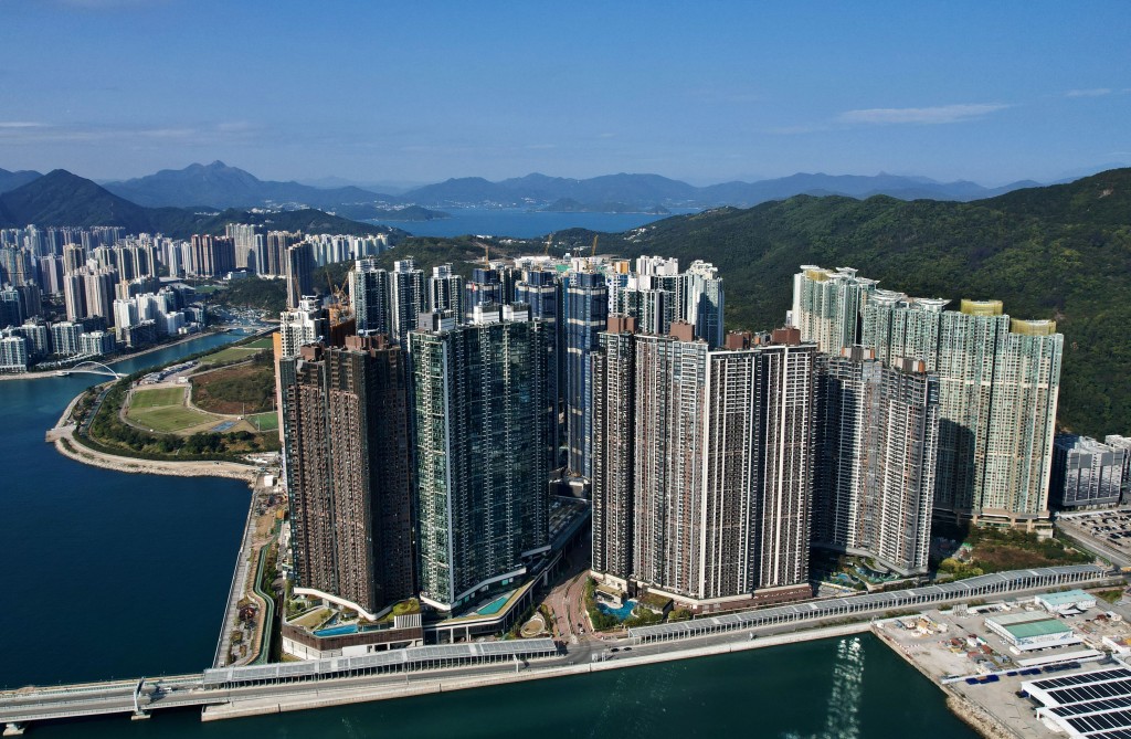 對於樓市政策,地建會及多個地產代理商會提出不同建議,包括將100元印花稅徵收門檻,由現時樓價400萬或以下物業的須付100元印花稅。 對於樓市政策,地建會及多個地產代理商會提出不同建議,包括將100元印花稅徵收門檻,由現時樓價400萬或以下物業的須付100元印花稅。