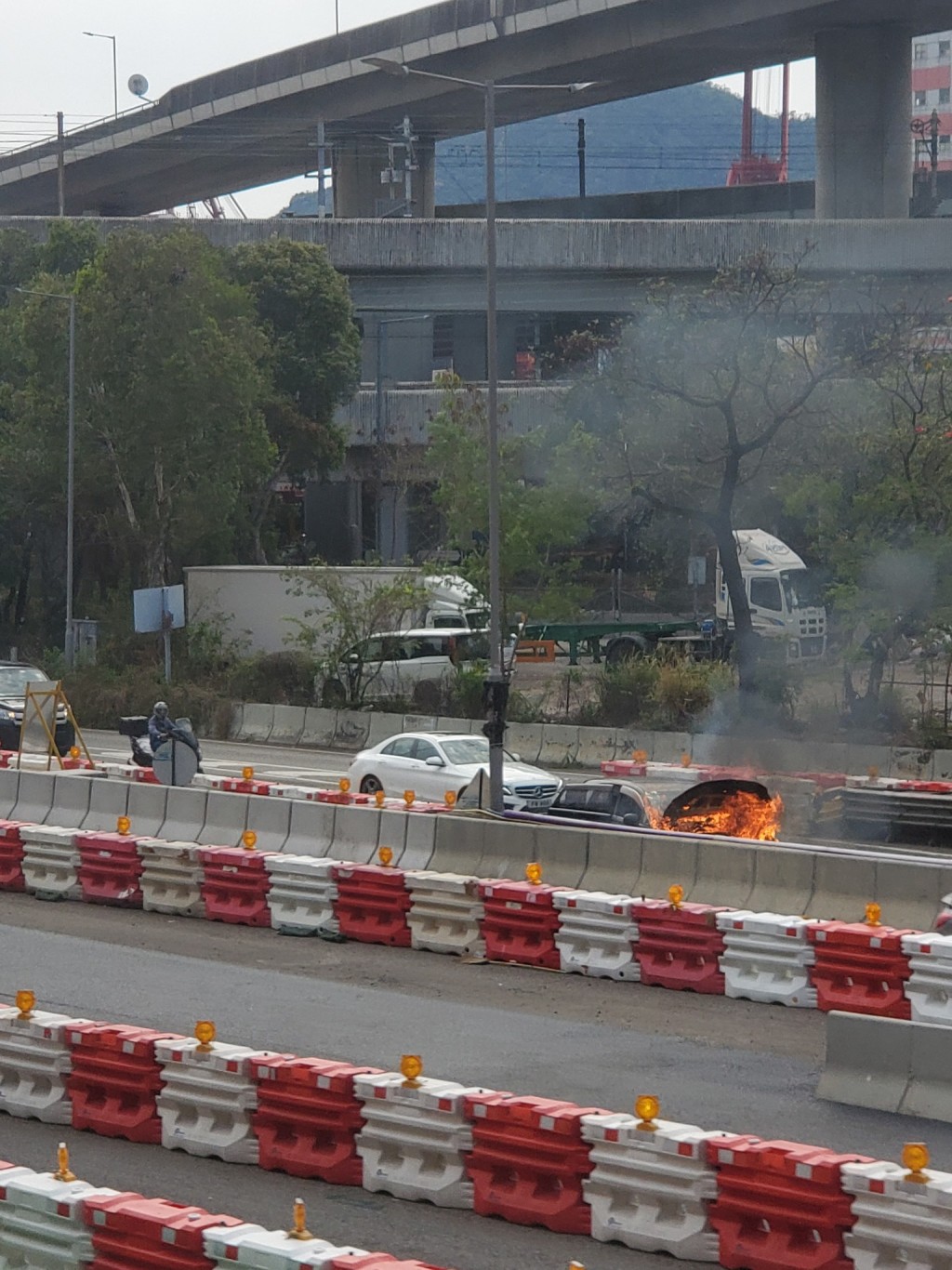 私家車陷於熊熊火海之中。網上圖片